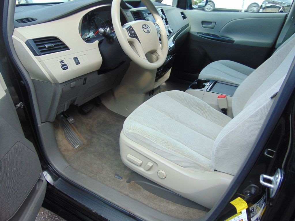 2011 Toyota Sienna Image 2