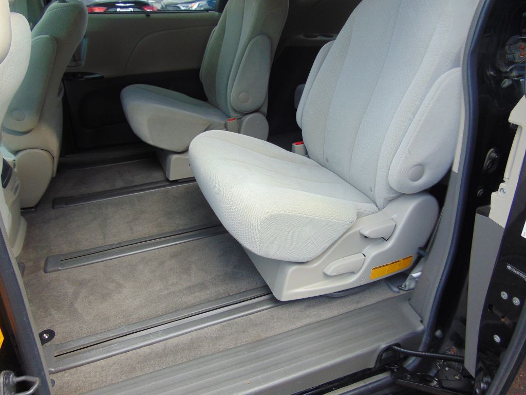 2011 Toyota Sienna Image 3