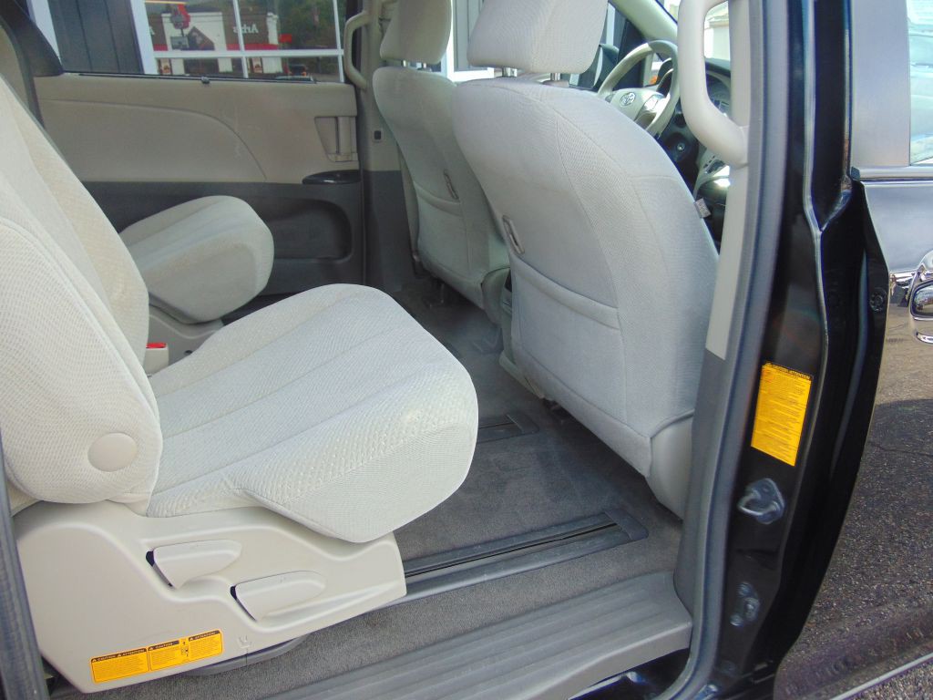 2011 Toyota Sienna Image 4