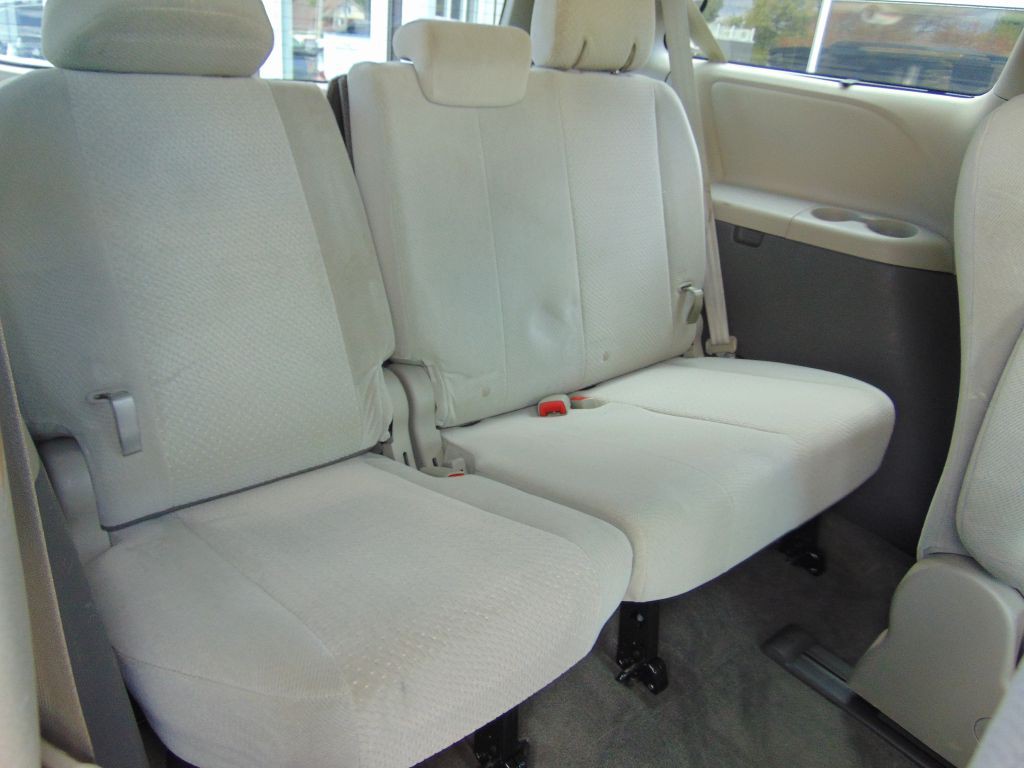 2011 Toyota Sienna Image 5