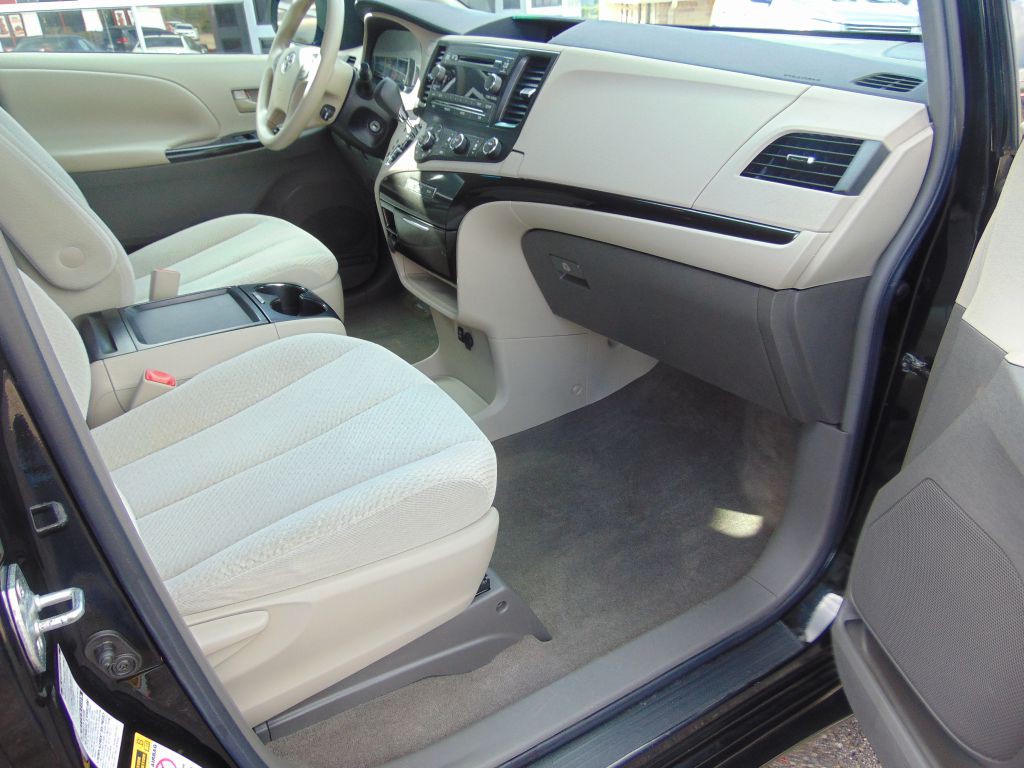 2011 Toyota Sienna Image 6