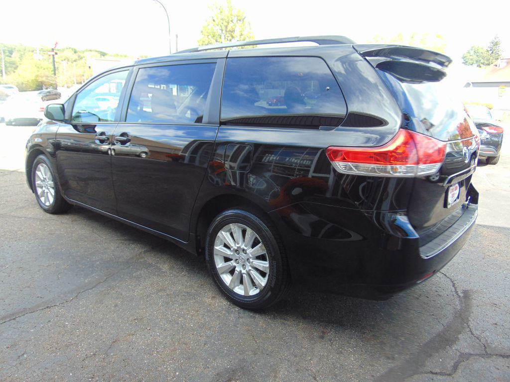 2011 Toyota Sienna Image 9
