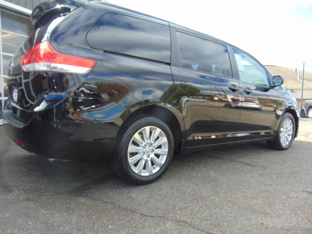 2011 Toyota Sienna Image 10