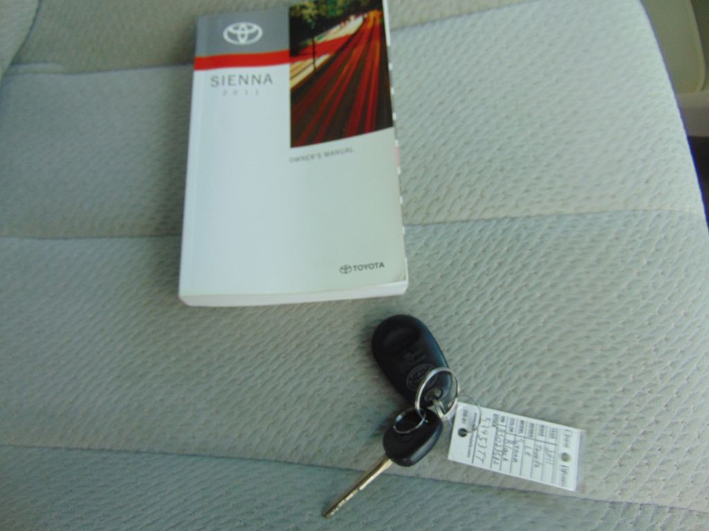 2011 Toyota Sienna Image 11