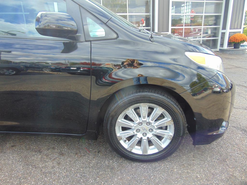 2011 Toyota Sienna Image 12