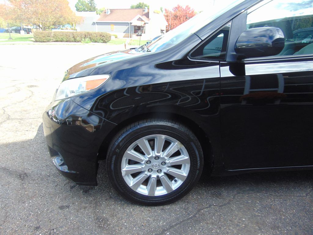 2011 Toyota Sienna Image 13