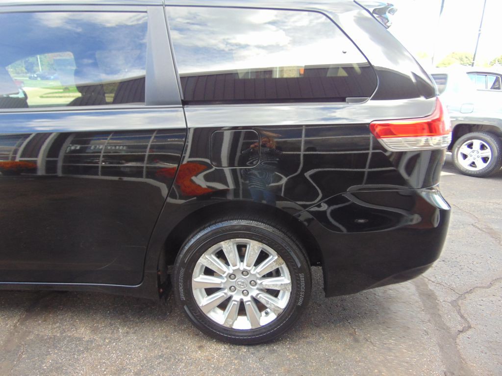2011 Toyota Sienna Image 14