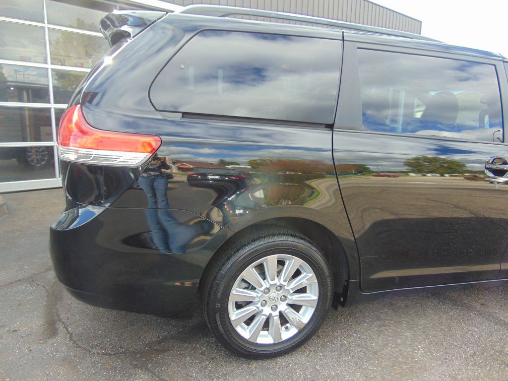 2011 Toyota Sienna Image 15