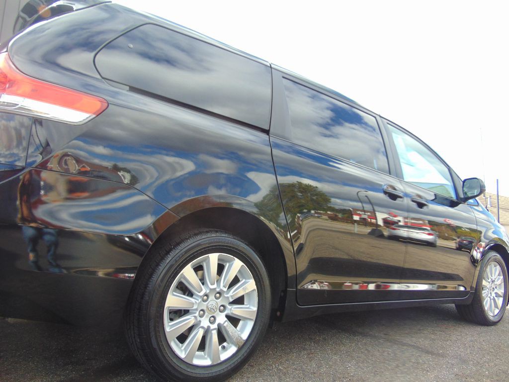 2011 Toyota Sienna Image 16
