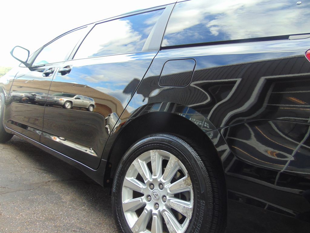 2011 Toyota Sienna Image 17