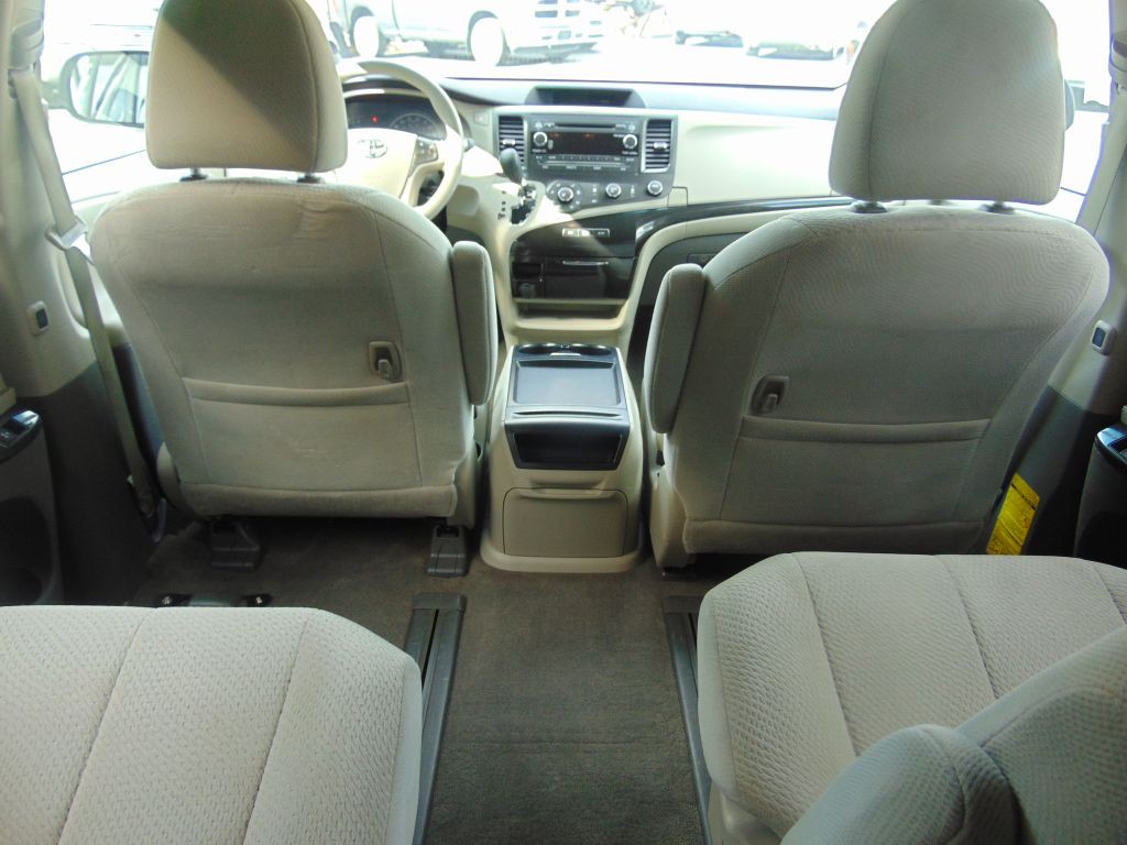 2011 Toyota Sienna Image 18