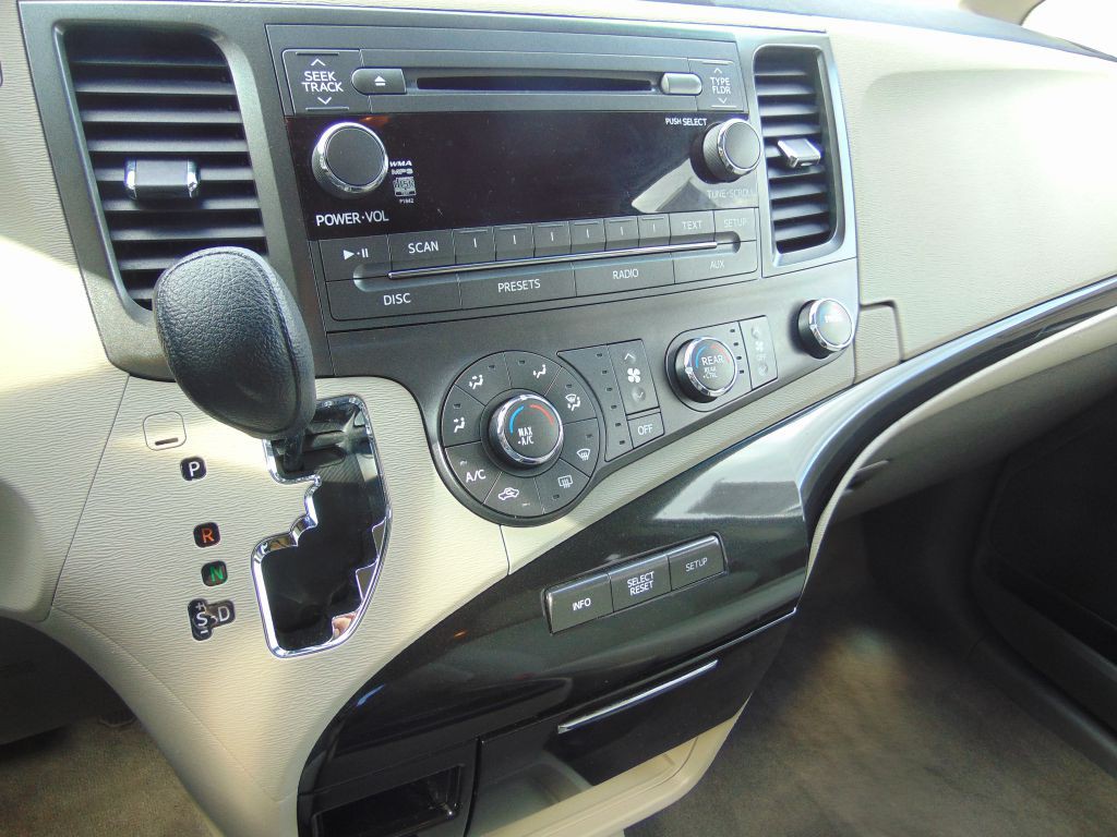 2011 Toyota Sienna Image 19