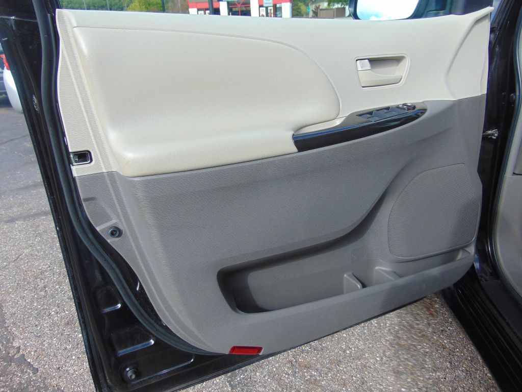 2011 Toyota Sienna Image 22