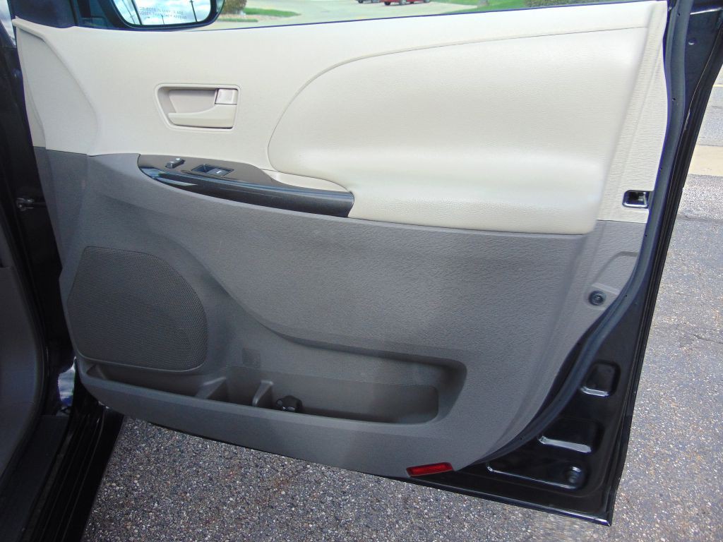 2011 Toyota Sienna Image 23