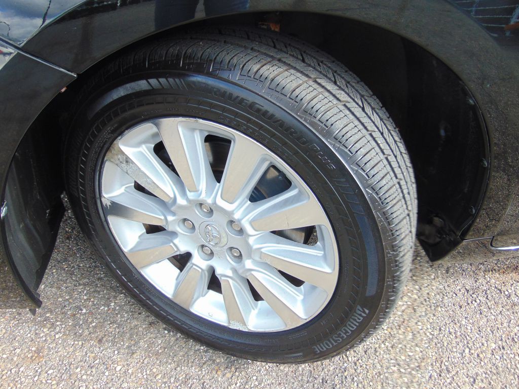 2011 Toyota Sienna Image 24