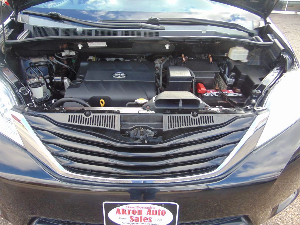 2011 Toyota Sienna Image 29
