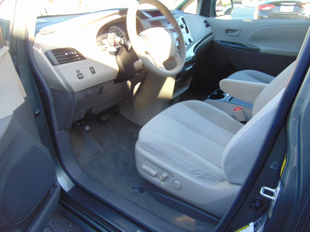 2011 Toyota Sienna Image 2