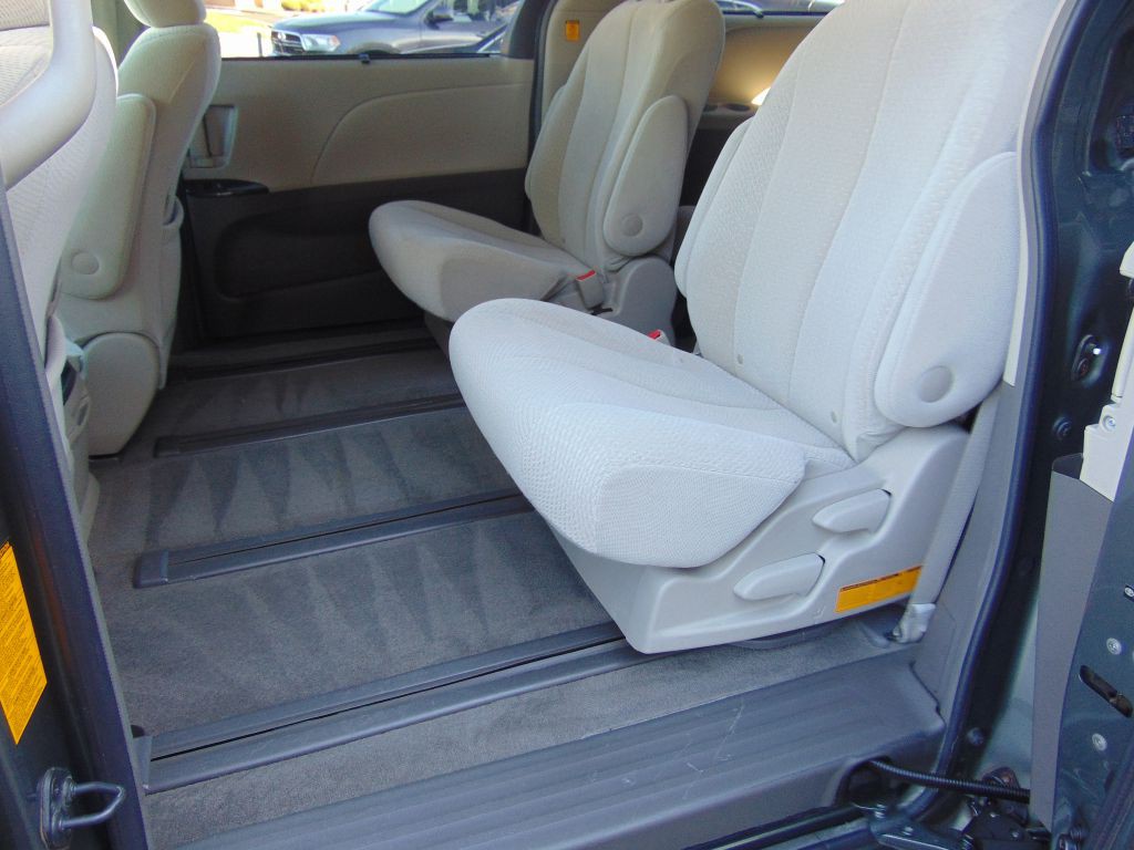 2011 Toyota Sienna Image 3