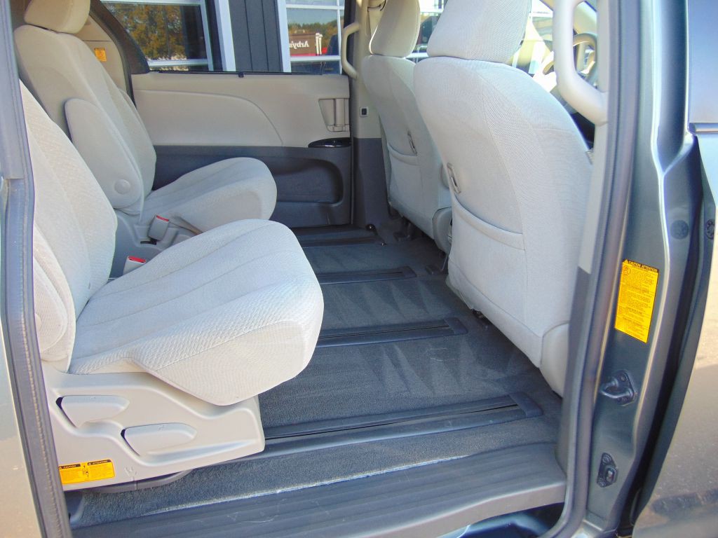 2011 Toyota Sienna Image 4
