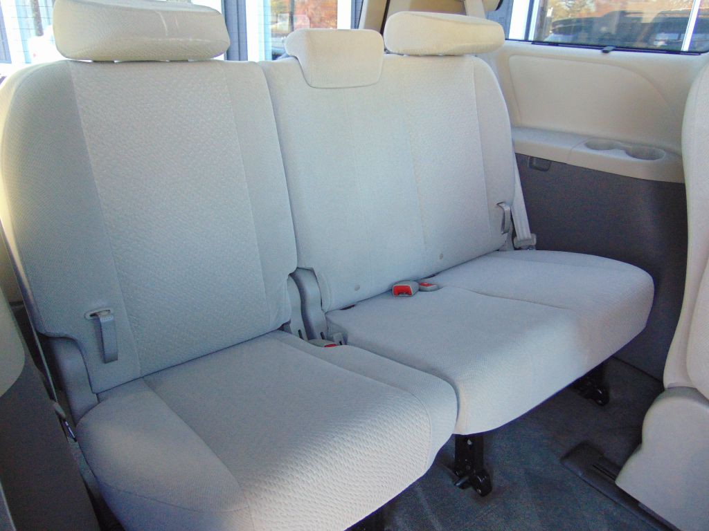 2011 Toyota Sienna Image 5
