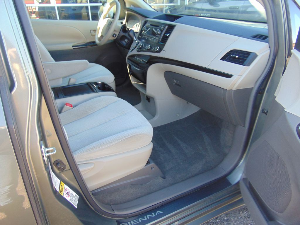 2011 Toyota Sienna Image 6