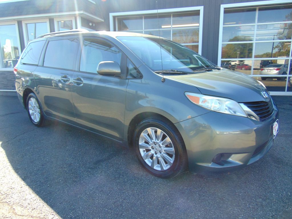 2011 Toyota Sienna Image 7