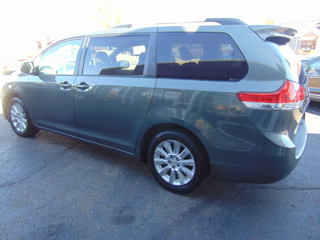 2011 Toyota Sienna Image 9