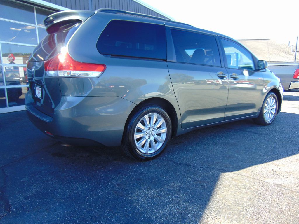 2011 Toyota Sienna Image 10