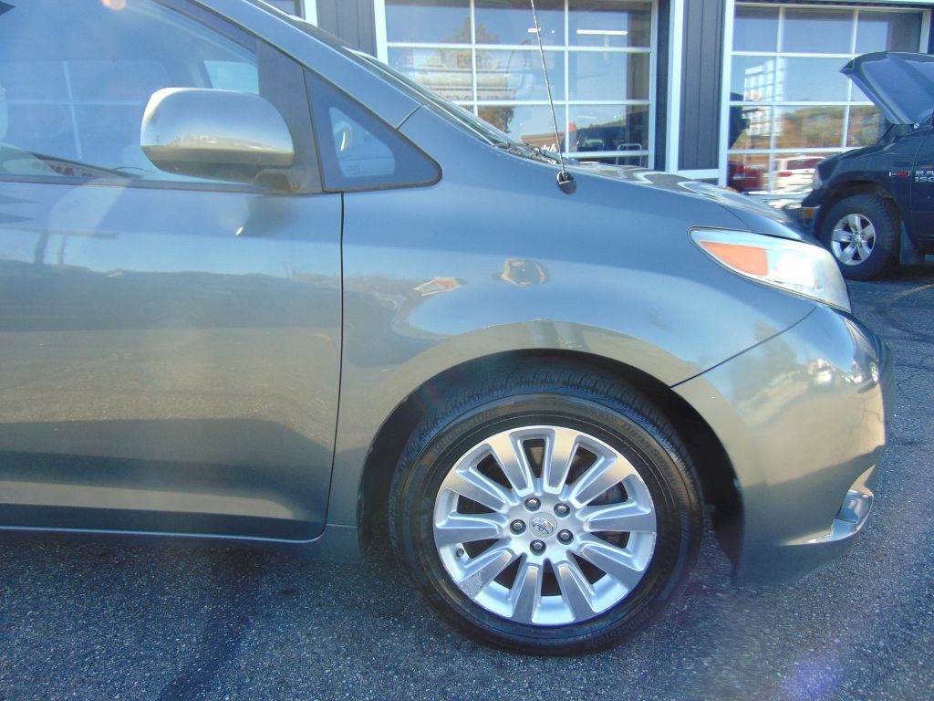 2011 Toyota Sienna Image 11