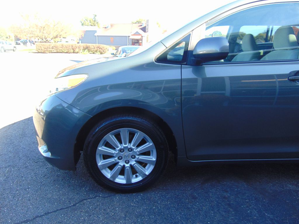 2011 Toyota Sienna Image 12