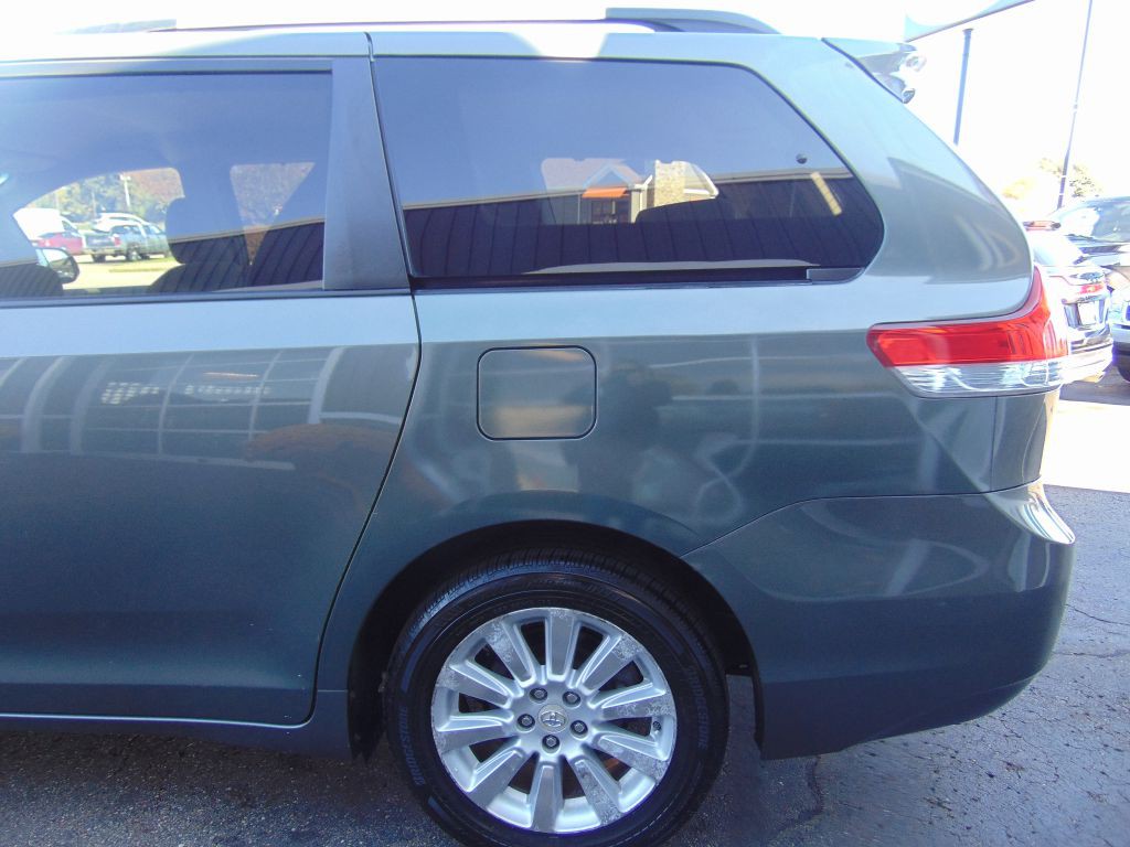 2011 Toyota Sienna Image 13