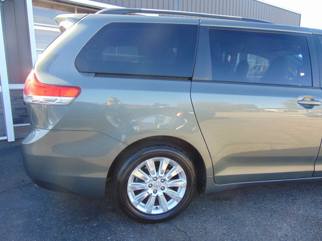 2011 Toyota Sienna Image 14