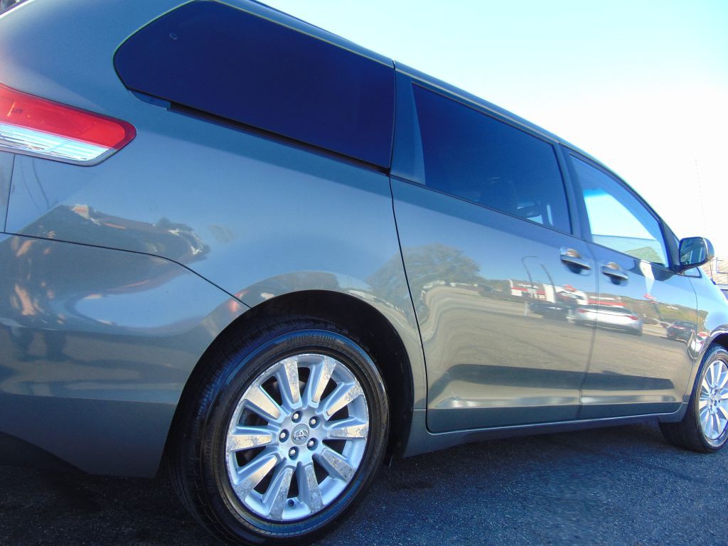 2011 Toyota Sienna Image 15
