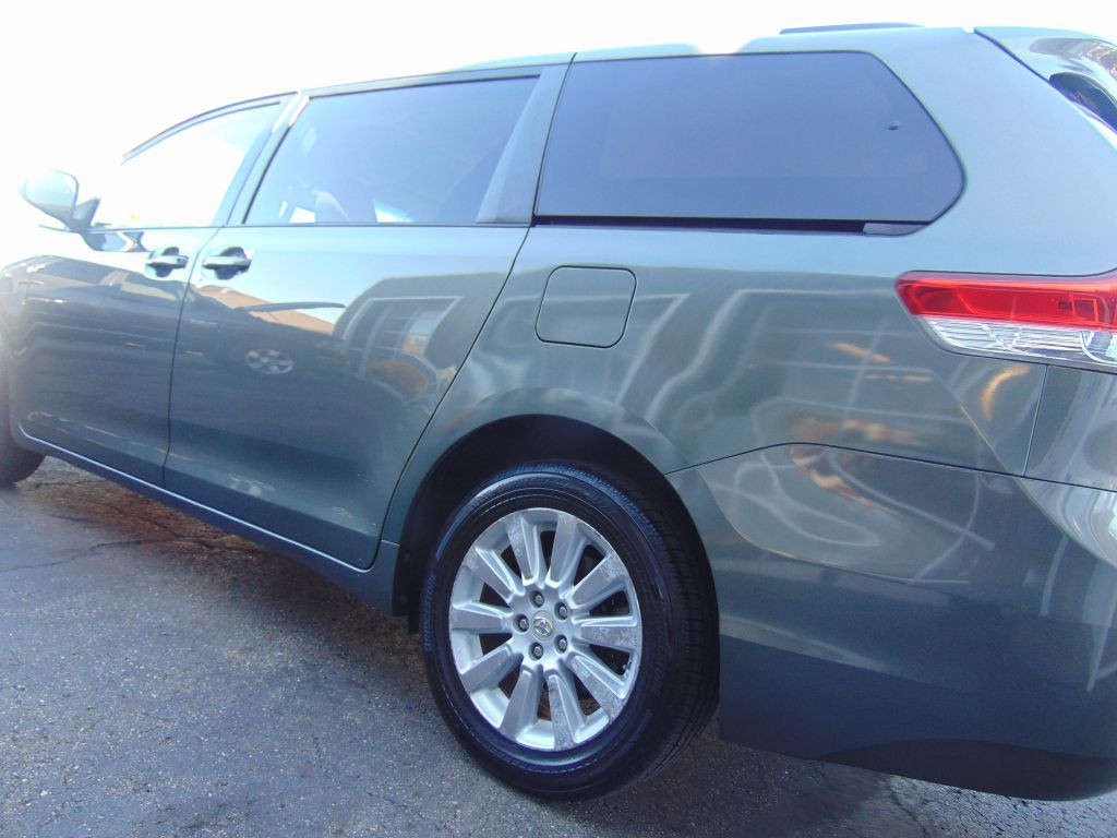 2011 Toyota Sienna Image 16