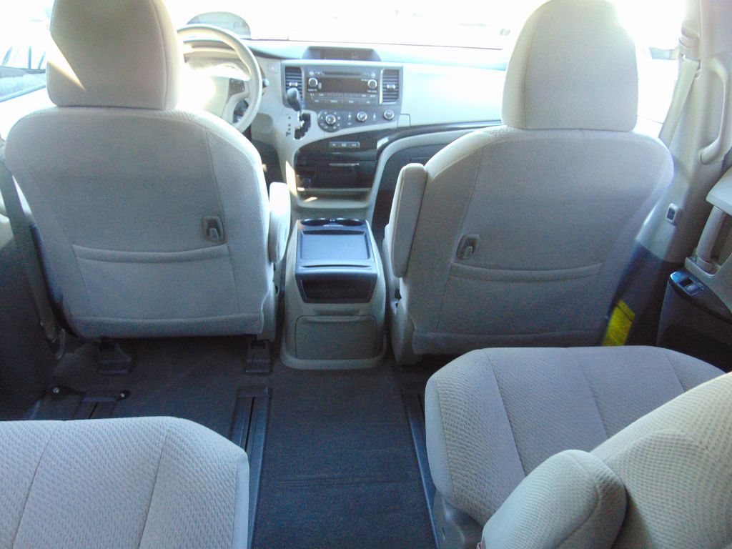 2011 Toyota Sienna Image 17