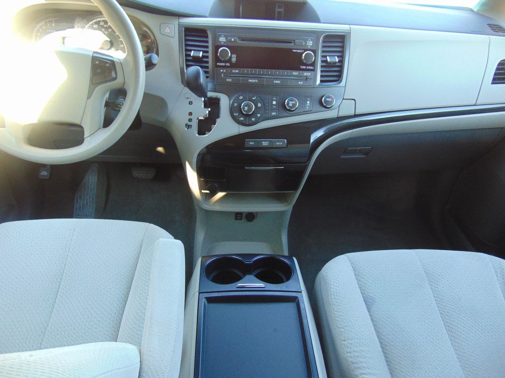 2011 Toyota Sienna Image 18