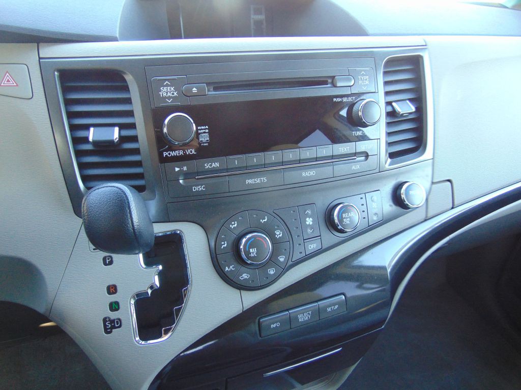 2011 Toyota Sienna Image 19