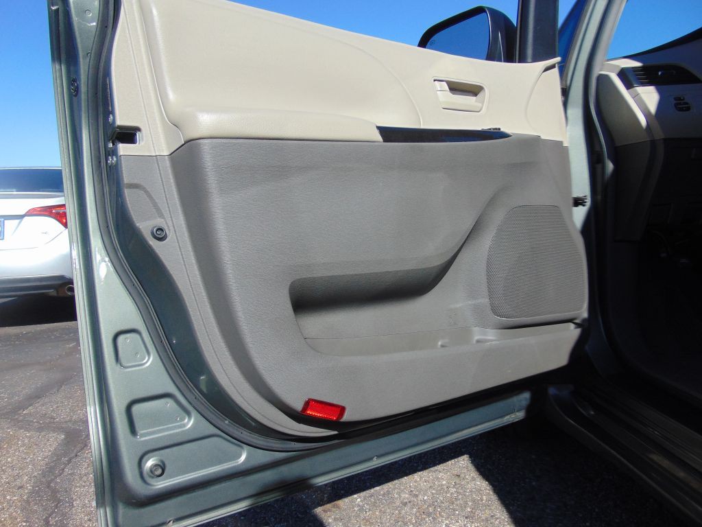 2011 Toyota Sienna Image 21