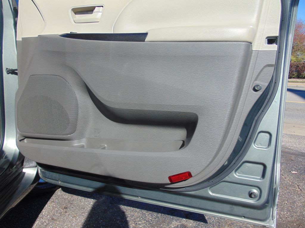 2011 Toyota Sienna Image 22