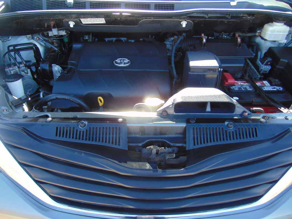 2011 Toyota Sienna Image 29