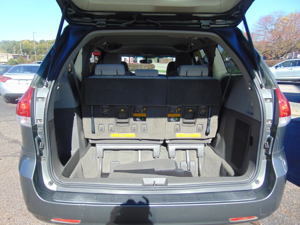 2011 Toyota Sienna Image 31
