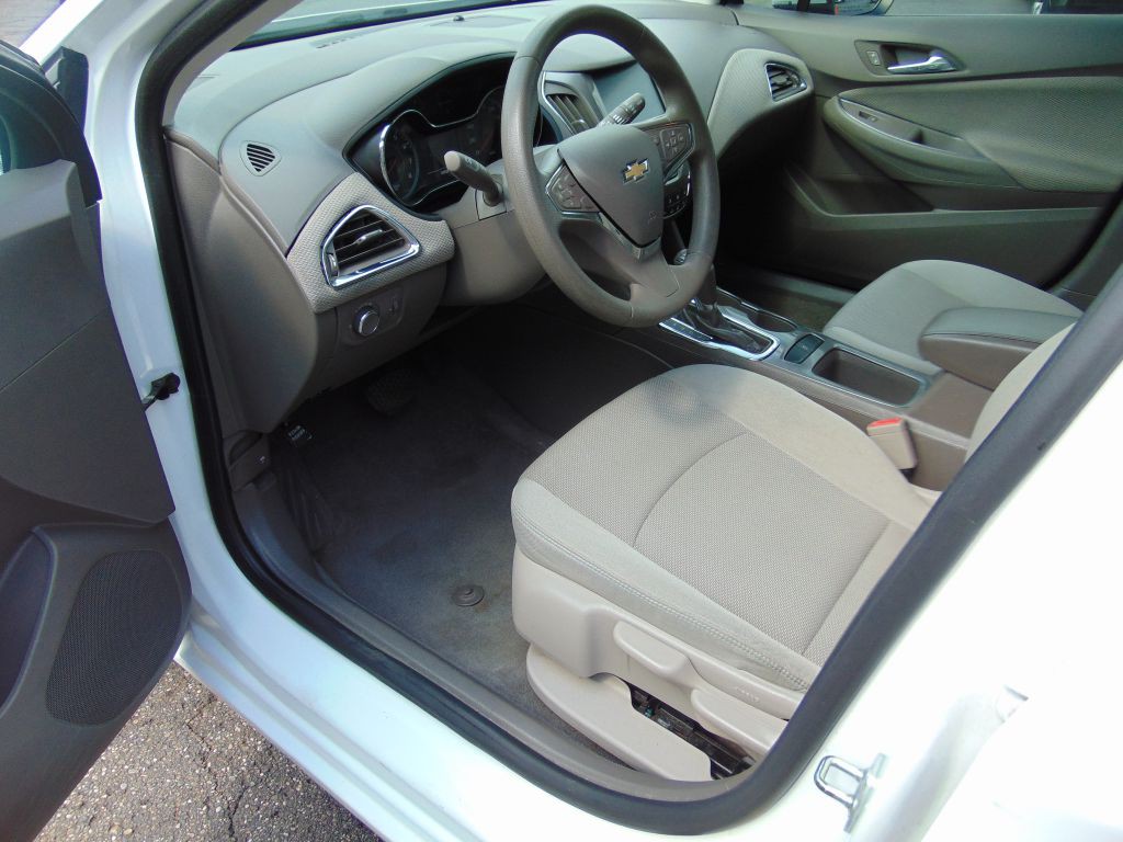 2017 Chevrolet Cruze Image 2