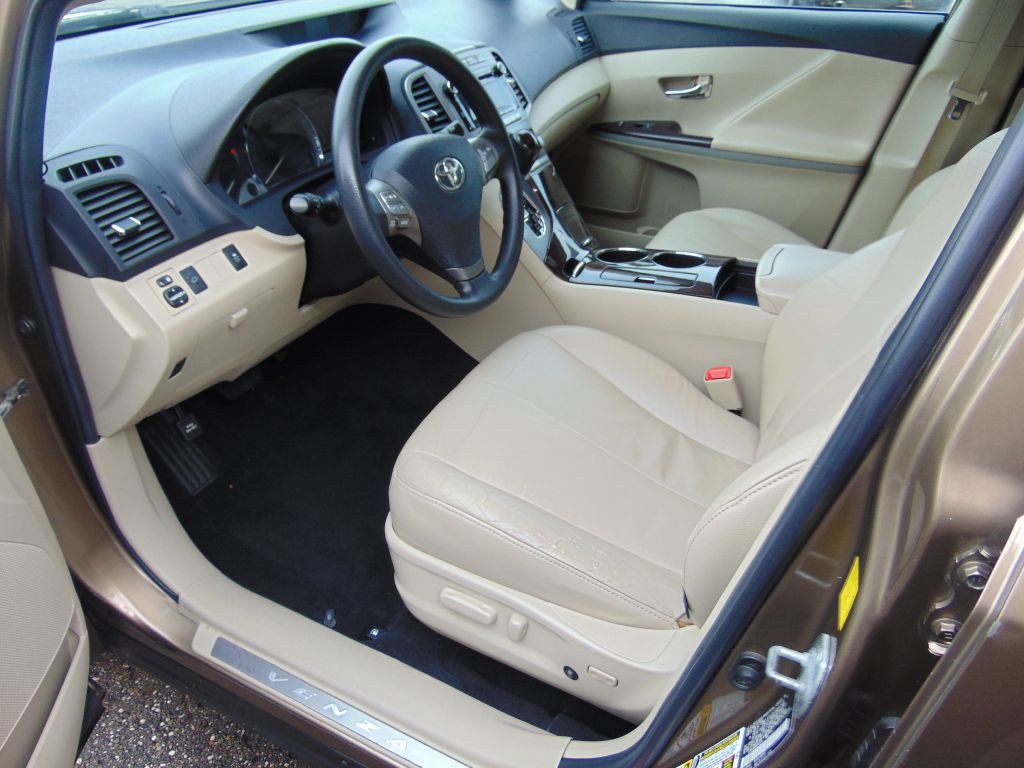 2010 Toyota Venza Image 2