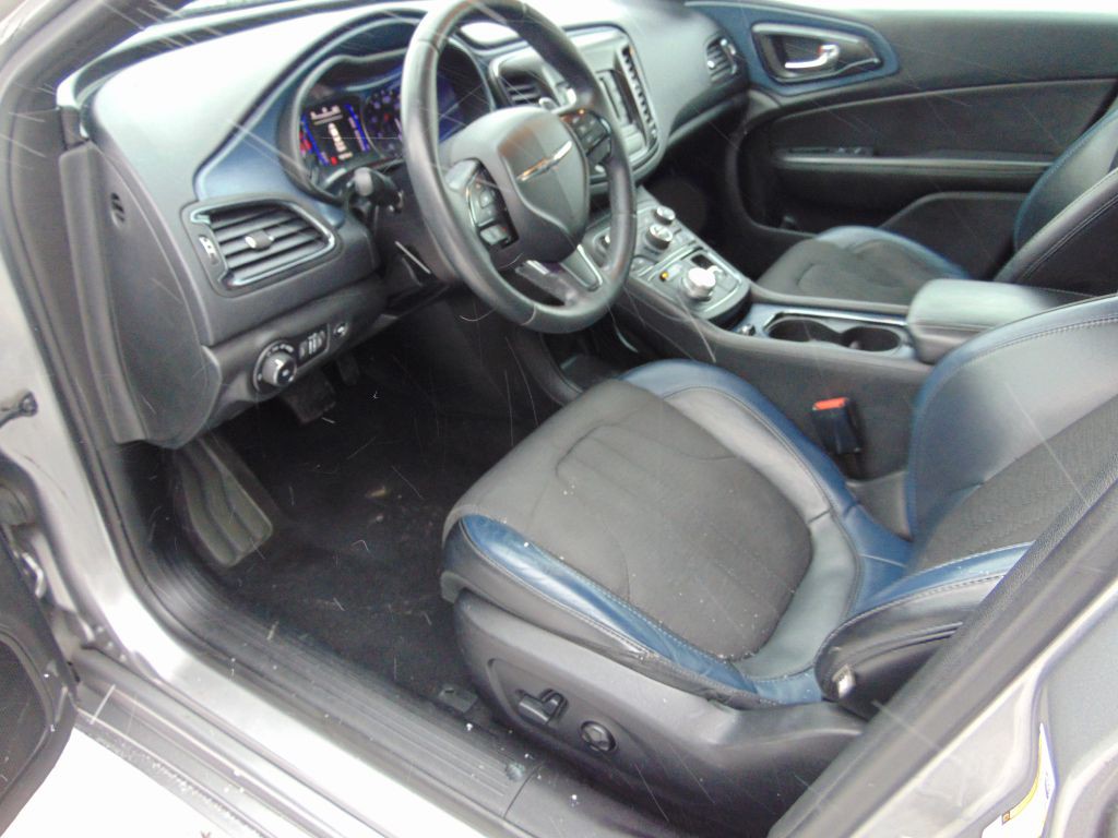 2015 Chrysler 200 Image 2