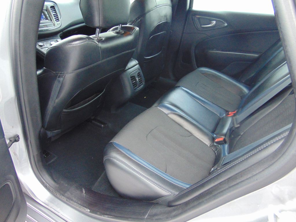 2015 Chrysler 200 Image 3