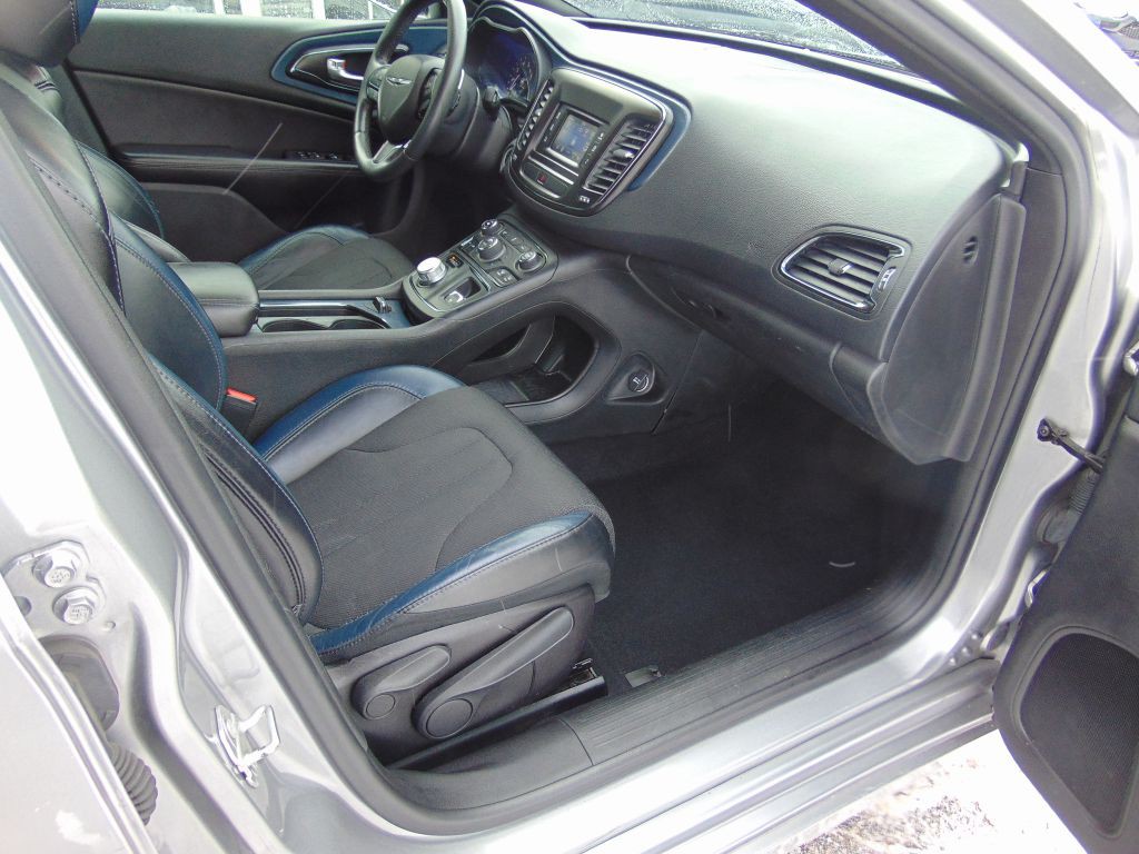 2015 Chrysler 200 Image 5