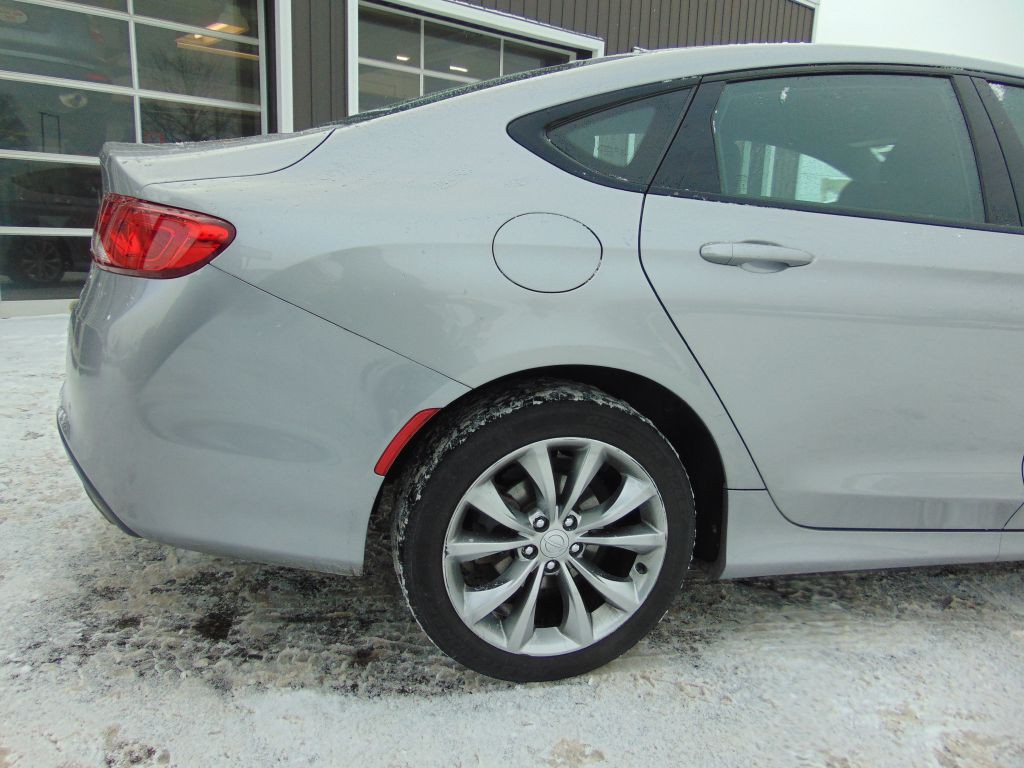2015 Chrysler 200 Image 13