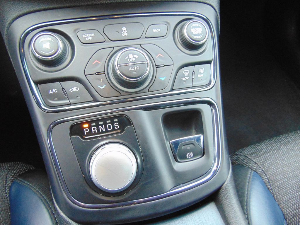 2015 Chrysler 200 Image 17