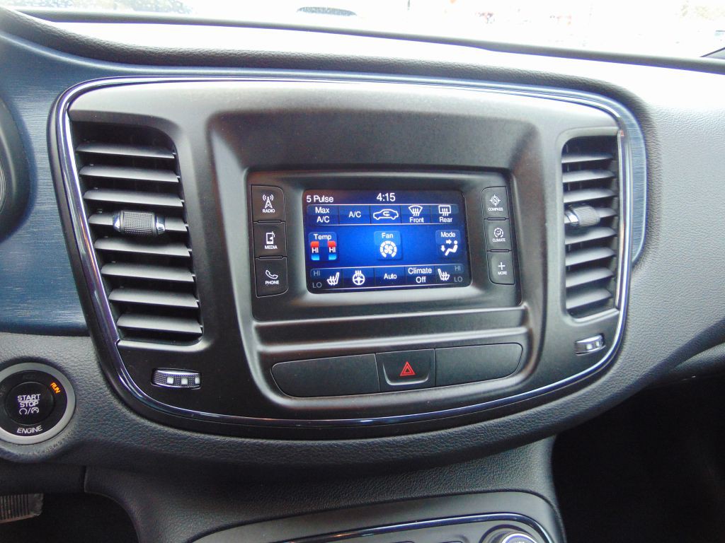 2015 Chrysler 200 Image 18