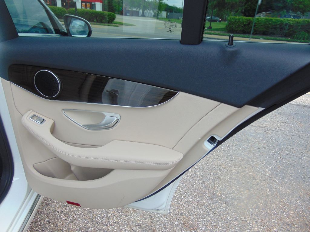 2016 Mercedes-Benz C-Class Image 24